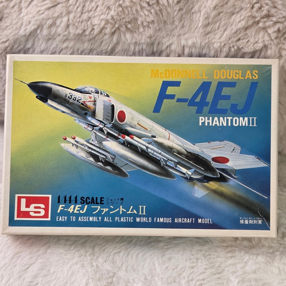 LS 1/144 Scale‎ McDonnell Douglas F-4EJ Phantom II Plastic Model Kit A122